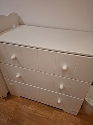 Cómoda bebé blanca