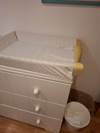 Cómoda bebé blanca