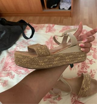 Sandalias cuña beige