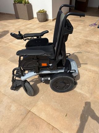 Silla de ruedas eléctrica AVIVA con elevador autom