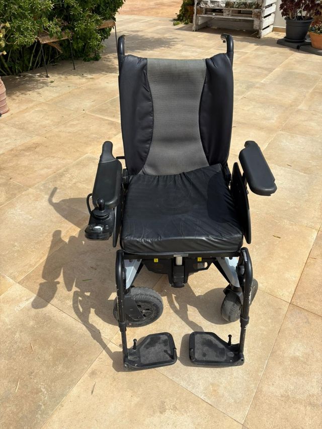 Silla de ruedas eléctrica AVIVA con elevador autom