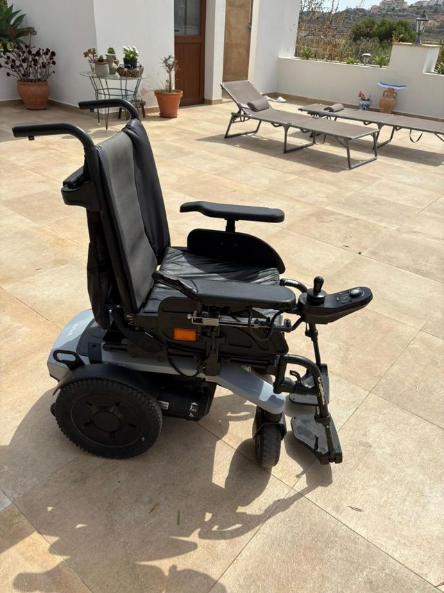 Silla de ruedas eléctrica AVIVA con elevador autom