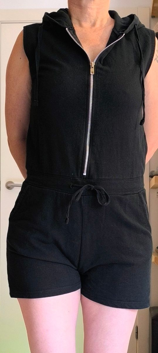 Mono corto negro con capucha