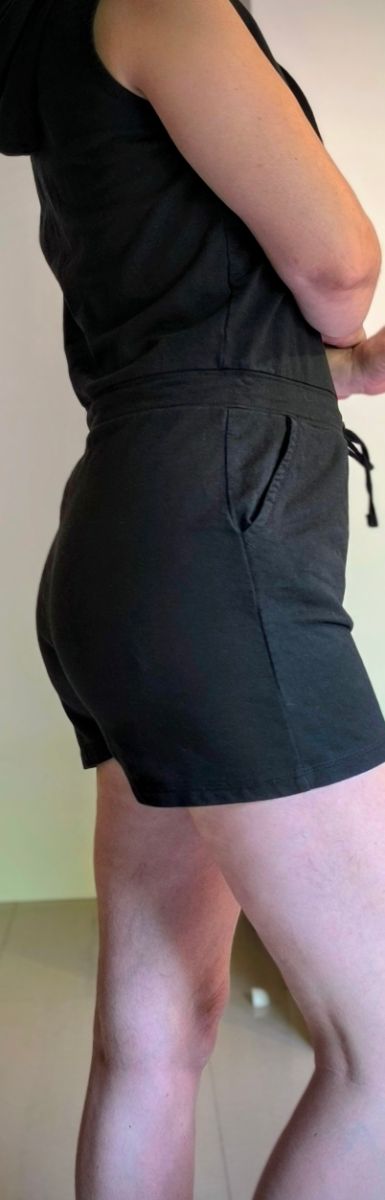 Mono corto negro con capucha