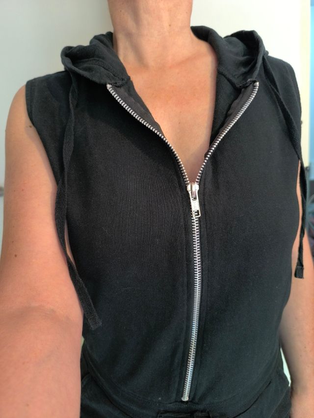 Mono corto negro con capucha