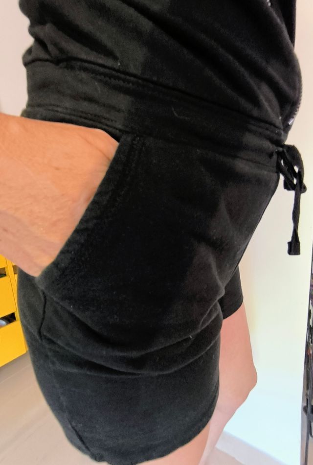 Mono corto negro con capucha