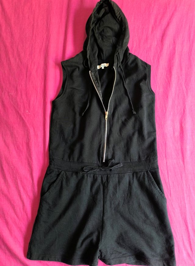 Mono corto negro con capucha