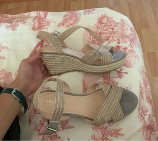 Sandalias cuña beige-gris