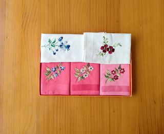 Sciarpe in cotone con fiori ricamati. 5 pezzi
