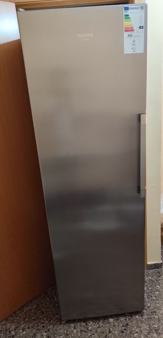 Congelador vertical acero inox, marca Ariston