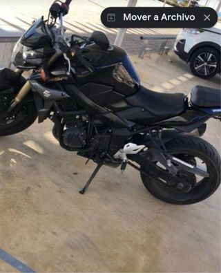 Suzuki GSR 750 - Moto Negra