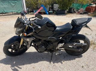 Suzuki GSR 750 - Moto Negra
