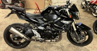Suzuki GSR 750 - Moto Negra