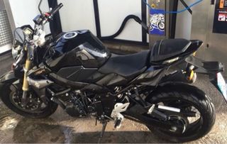 Suzuki GSR 750 - Moto Negra