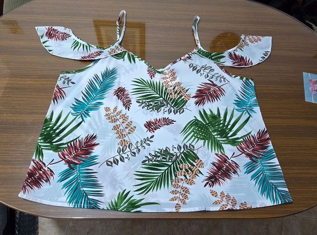 Blusa estampado tropical, hombros descubiertos