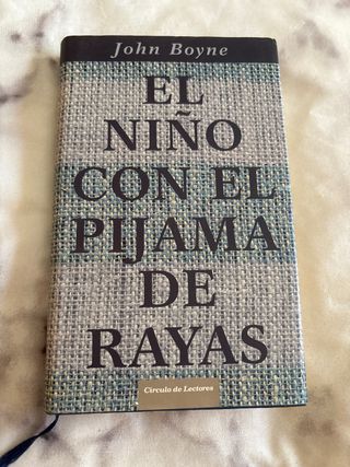 El niño con el pijama de rayas