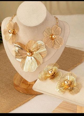Collar y pendientes dorados