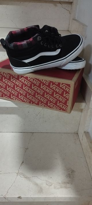 Tenis Vans negros c/ cuadros