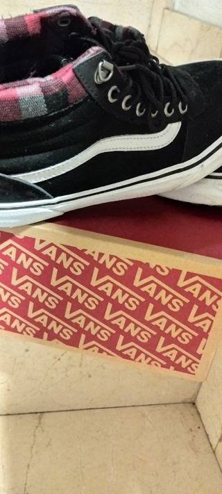 Tenis Vans negros c/ cuadros