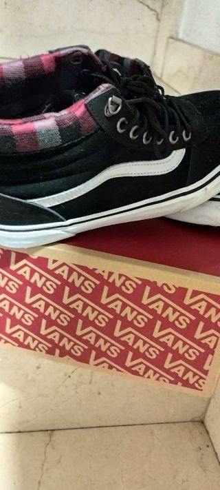 Tenis Vans negros c/ cuadros