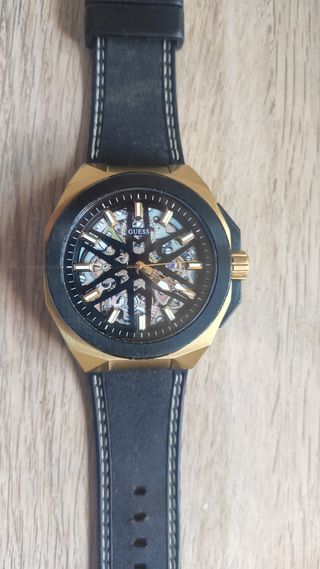 Reloj Guess - Esfera negra dorada