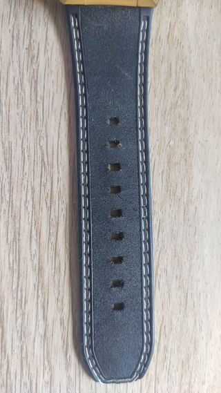 Reloj Guess - Esfera negra dorada