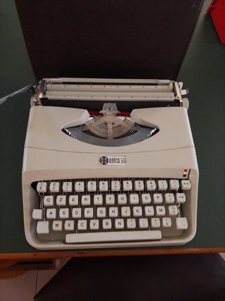 Macchina da scrivere Amica 56 vintage