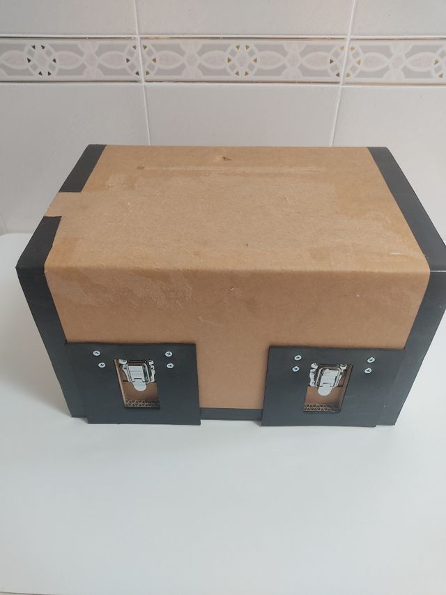 Baúl de cartón resistente y madera