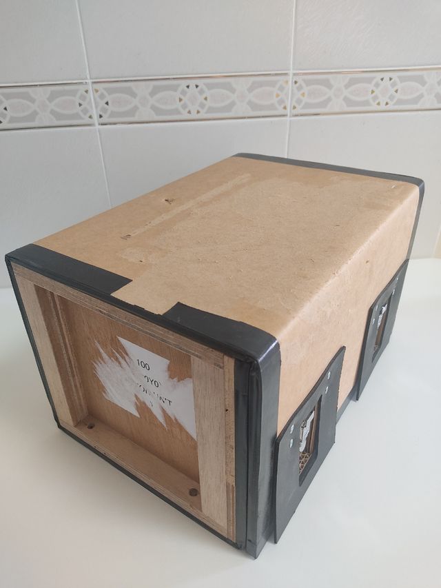 Baúl de cartón resistente y madera