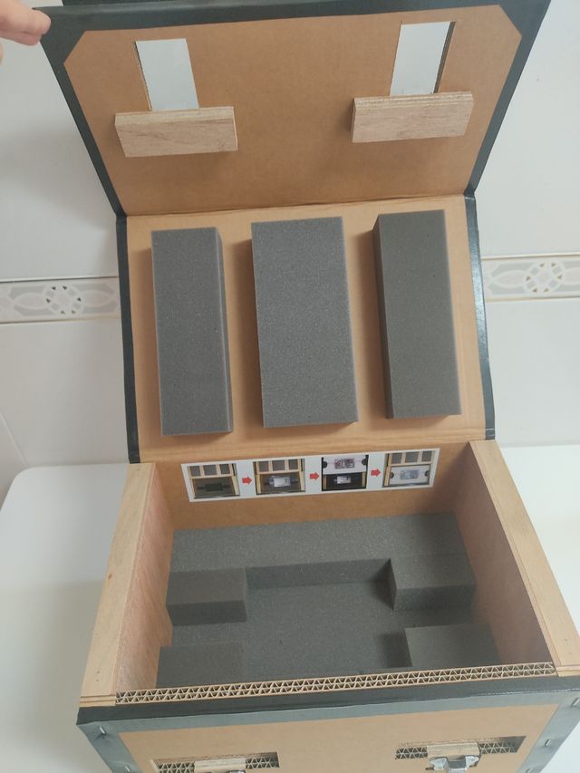 Baúl de cartón resistente y madera