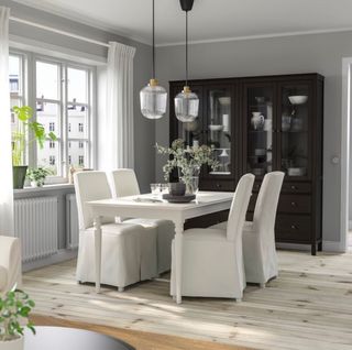 Mesa de comedor blanca de madera
