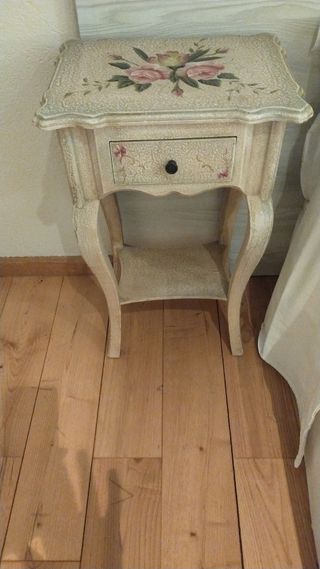 Mesita de noche blanca de madera