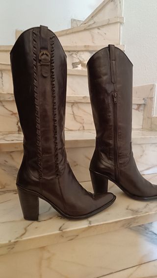 Botas cowboy marrones de piel auténtica.