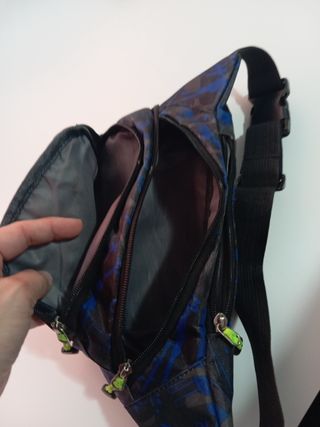 Riñonera negra y azul estampada