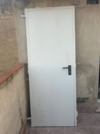 Puerta metálica blanca