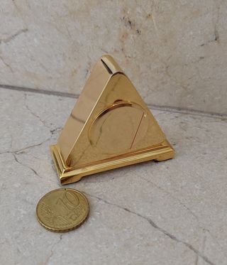Reloj dorado triangular miniatura