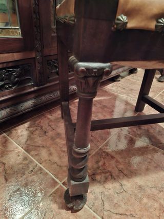 Librero antiguo  y mesa de despacho y sillas ,