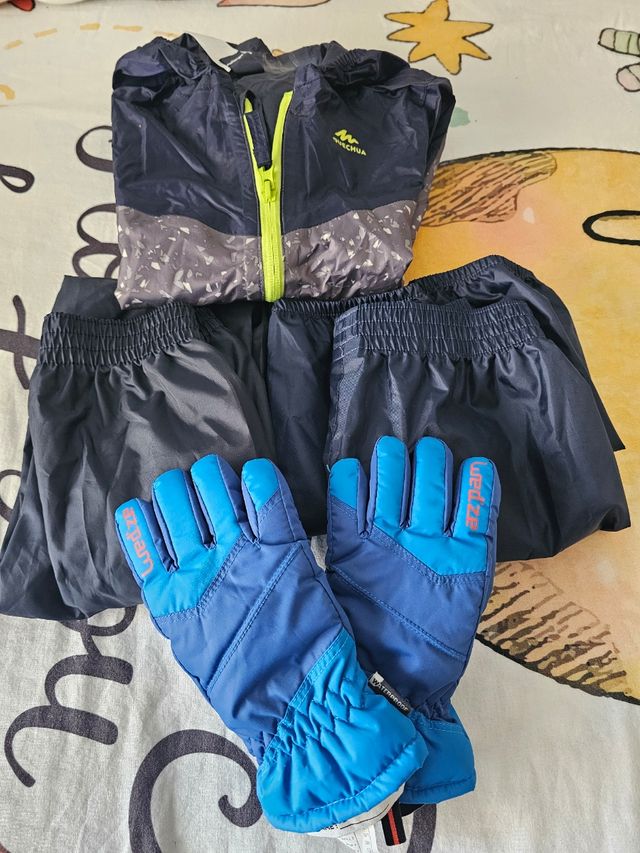 Chubasquero, sobrepantalones Quechua y guantes.