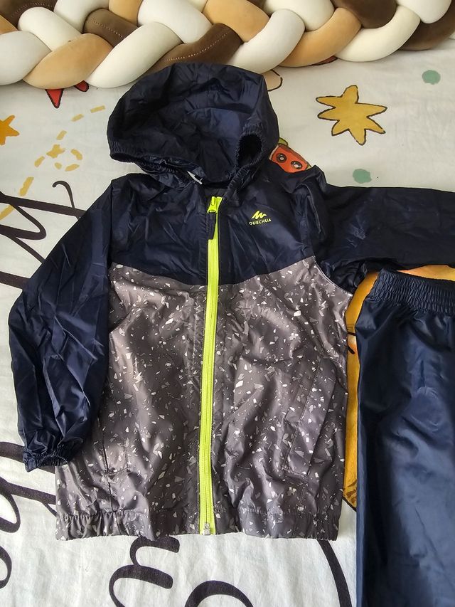 Chubasquero, sobrepantalones Quechua y guantes.