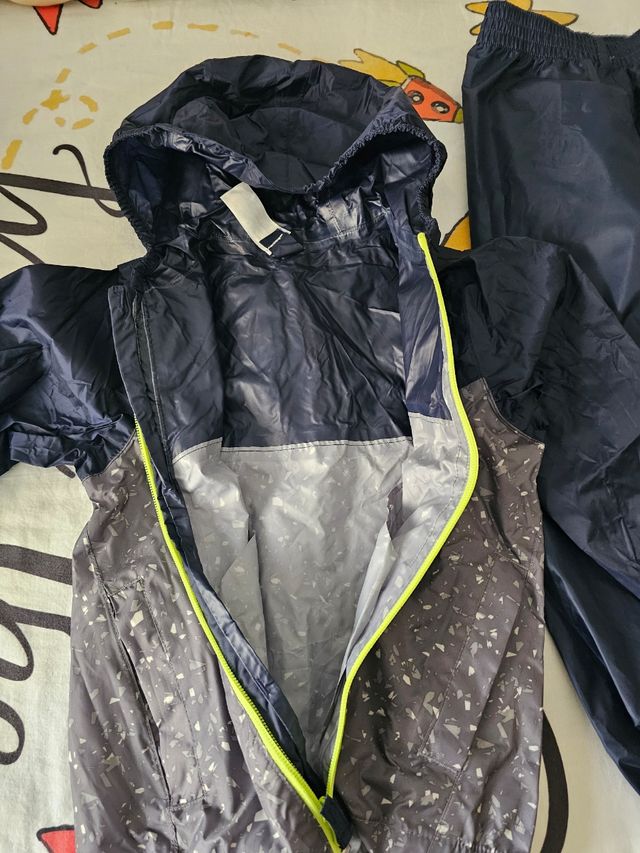 Chubasquero, sobrepantalones Quechua y guantes.