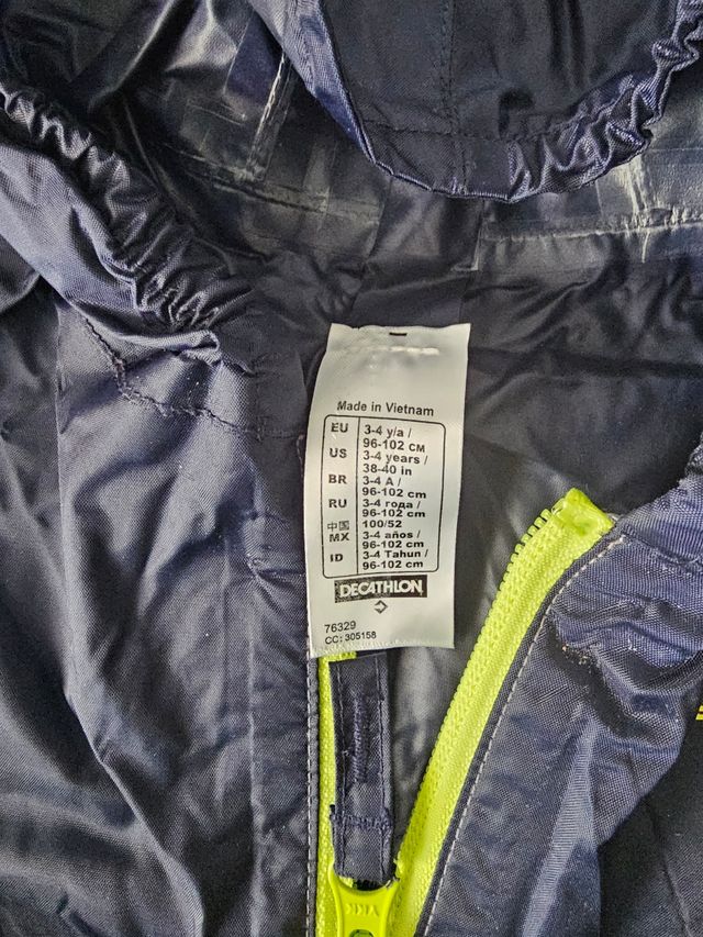 Chubasquero, sobrepantalones Quechua y guantes.