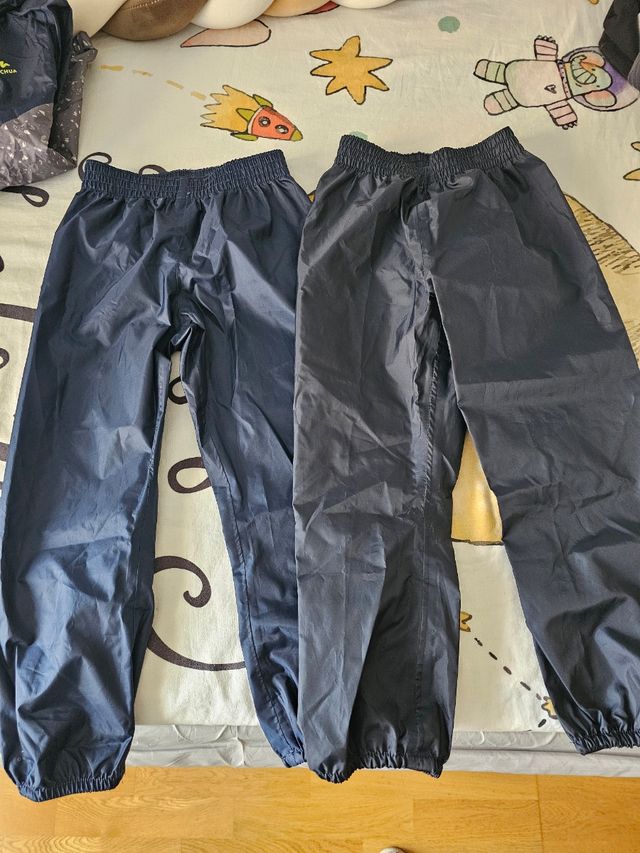 Chubasquero, sobrepantalones Quechua y guantes.