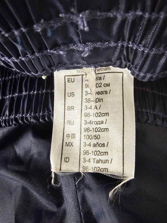 Chubasquero, sobrepantalones Quechua y guantes.