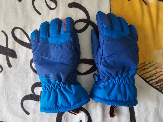 Chubasquero, sobrepantalones Quechua y guantes.