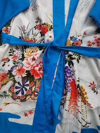 Kimono floral azul y blanco