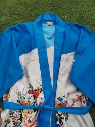 Kimono floral azul y blanco
