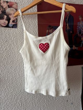 Top Bershka blanco con corazon. 