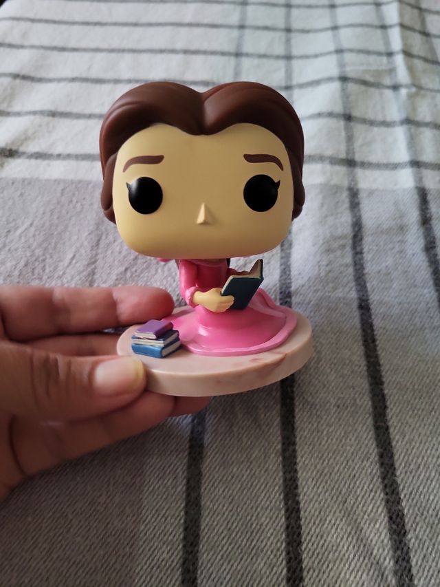 Funko Pop Bella che legge