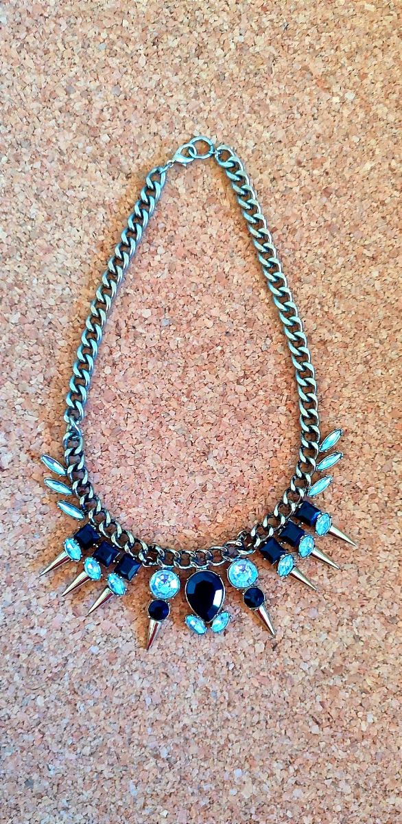 Collar negro, dorado y con brillantes.