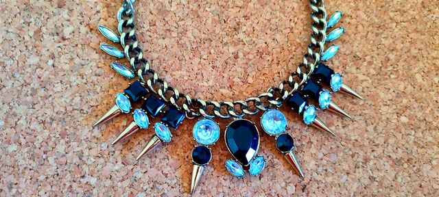 Collar negro, dorado y con brillantes.